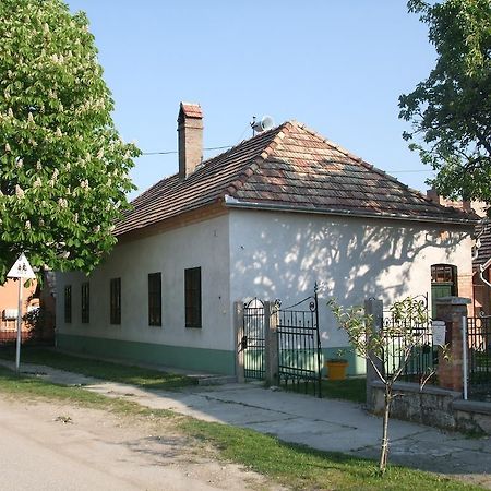 Bike Stop Duna Дунасентміклош Екстер'єр фото